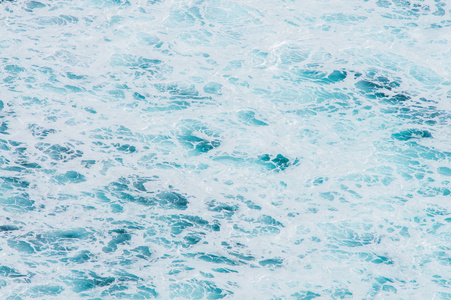 海洋的纹理。 蓝色绿色泡沫海水的自然背景