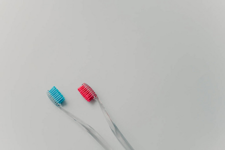 个人卫生和健康的牙齿概念。 两个多色牙刷隔离在白色背景上。 浴室配件