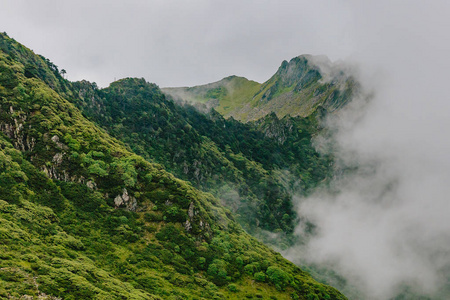 云南大理坎格山山顶云雾覆盖的山脊景观