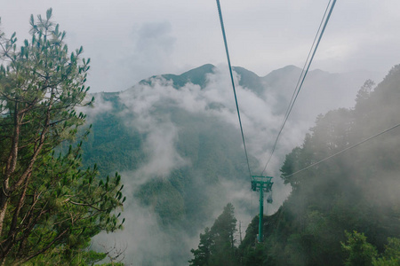 中国云南大理峡谷山云雾缭绕的缆车景观