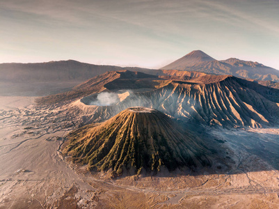 从空中俯瞰地球上的活火山溴巴托克和塞默鲁