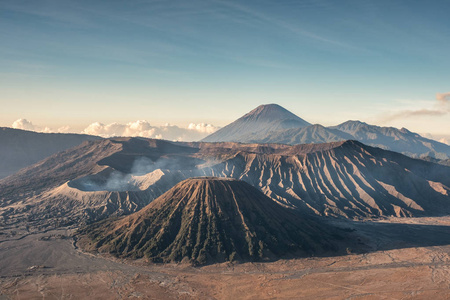 火山山，一个活跃的KawahBromoGunungBatok在早上。 印度尼西亚东部爪哇省