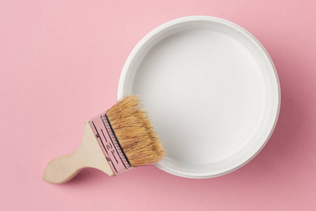 刷和油漆罐与白色粉红色的背景, 顶部视图
