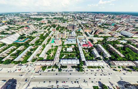 与空中城市景观 十字路口 道路 房屋 建筑物 公园及停车场。阳光灿烂的夏天全景图像