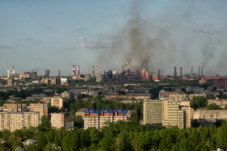 烟囱城市工业城市工厂吸烟烟囱的景观. 工业城市的危险生态.