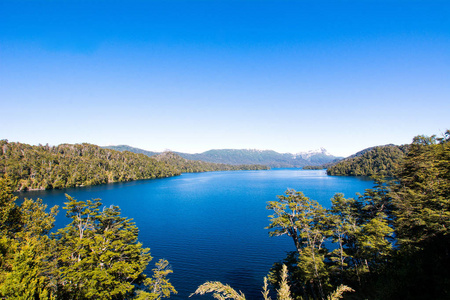 阿根廷圣马丁德洛斯安德斯的山区和湖泊夏季景观。