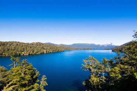 阿根廷圣马丁德洛斯安德斯的山区和湖泊夏季景观。