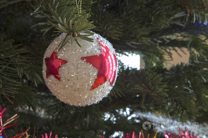 圣诞白球在松树的树枝上。 快关门。