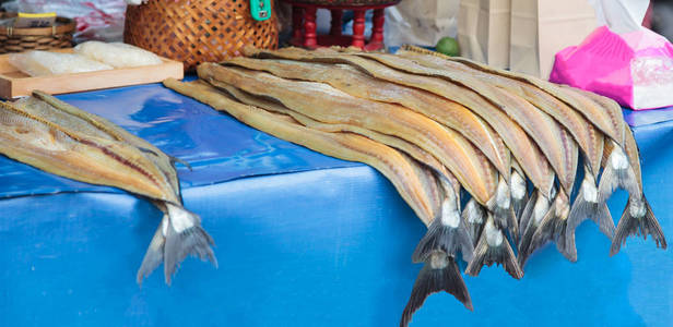 新鲜鱼露腌制的国王鲭鱼(斑点鲭鱼)鱼片在市场摊在街头食品市场.