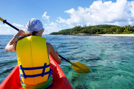 年轻女子皮划艇在亚萨瓦菲吉的拉帕卡岛附近。 雅泽群由6个主要岛屿和许多较小的岛屿组成。
