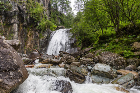 俄罗斯阿尔泰森林中的一个小瀑布