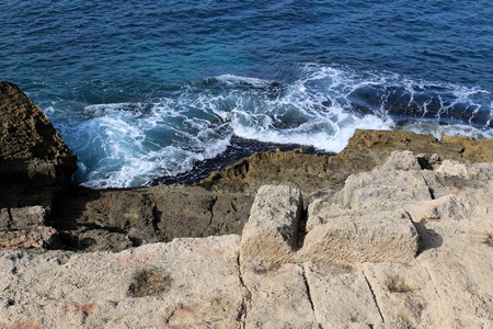 以色列北部地中海沿岸的岩石和石头