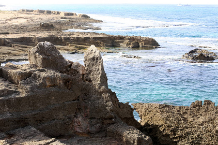 以色列北部地中海沿岸的岩石和石头