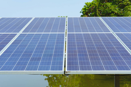 太阳能电池面板，为农场水泵供电。 农业可再生能源