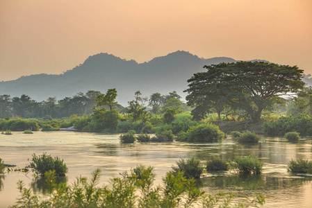 湄公河4000个岛屿老挝日出戏剧性的天雾水上著名旅游目的地东南亚背包客