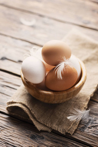 木桌上的新鲜鸡蛋选择性聚焦