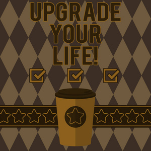 手写文字写作升级你的生活。概念的意思是改善你的生活方式变得更富有和更快乐3d 咖啡去杯与盖子盖和明星在地带空白文本空间