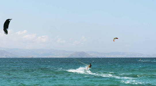 风筝冲浪在希腊的极限运动。 培训培训设备。 沙滩和大海在自行车沼泽中