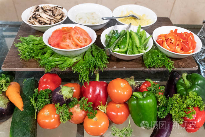 自助餐配有基本蔬菜成分的简单沙拉吧