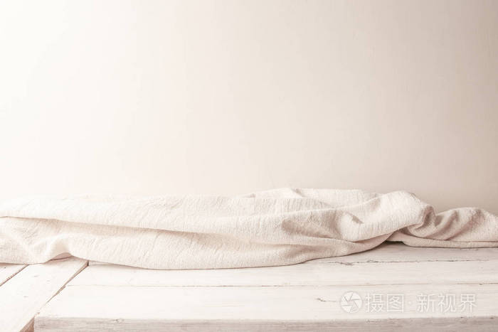 木制木板和空墙上白布的背景. 有复制空间的木板上的机织织物.