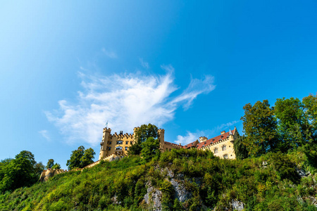 美丽的建筑在德国巴伐利亚阿尔卑斯山的霍恩施旺高堡，蓝天