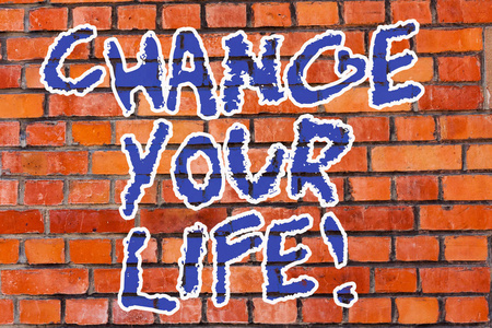 文字写作文本改变了你的生活。商业理念设定人生目标, 并奖励自己, 当你实现他们砖墙艺术像涂鸦励志电话写在墙上