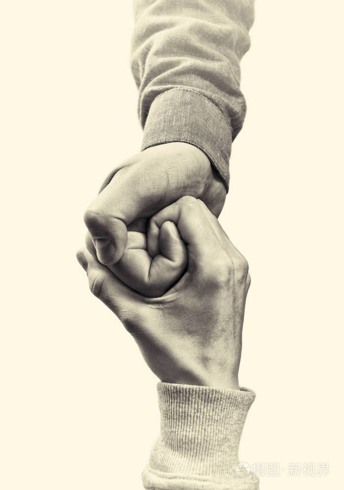 两个伙伴之间坚定的握手. 孤立背景上的黑白图像.
