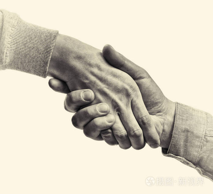 两个伙伴之间坚定的握手. 孤立背景上的黑白图像.