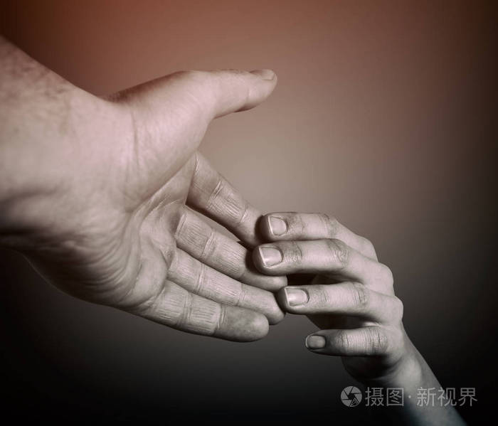 人类伸出援助之手,帮助另一个人.又黑又白.