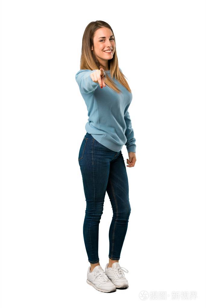 全身的金发女人,穿着蓝色衬衫,手指指向你,白色背景上充满自信的表情