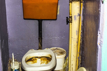 公共卫生间脏的,不卫生的马桶,有柠檬色污渍照片