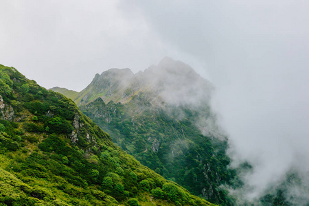 云南大理苍山山顶云雾缭绕的山脊景观