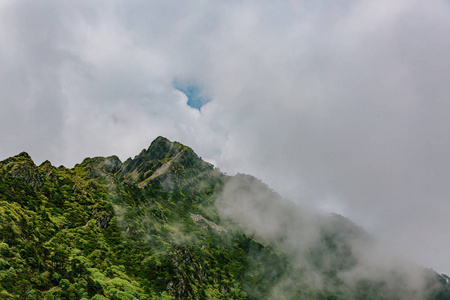 云南大理苍山山顶云雾缭绕的山脊景观