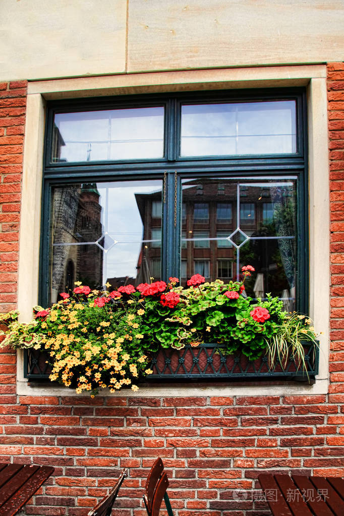 用花装饰窗户德国纽伦堡巴伐利亚