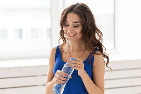 运动健康生活方式人的概念运动后的年轻女性喝水