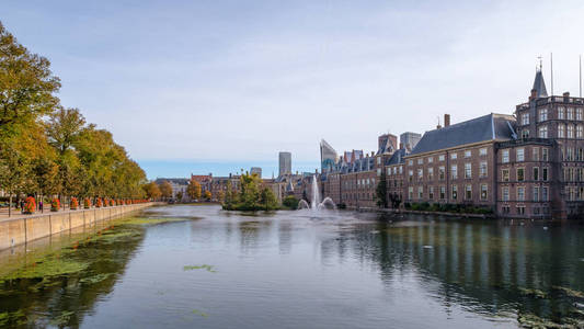 荷兰海牙霍夫维耶弗宫廷池塘和荷兰议会的观点HetBinnenhof