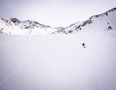 在意大利阿尔卑斯山的雪坡上, 孤独的滑雪者, 冬季阳光明媚。奥斯塔谷, 意大利