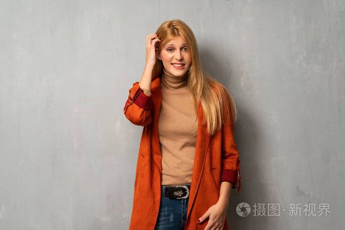 女人超过纹理背景有疑问