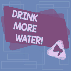 显示喝更多水的文字标志。概念照片所需饮用水量的增加每天都在变化, 三角内部和空白颜色矩形可供公布