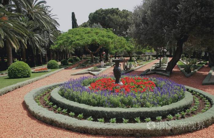 花坛和花园小巷的巴哈马世界中心在海法市以色列焦糖山脉.