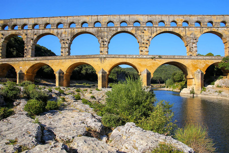 法国南部的渡槽桥和加德恩河。 它是所有高架罗马渡槽中最高的。
