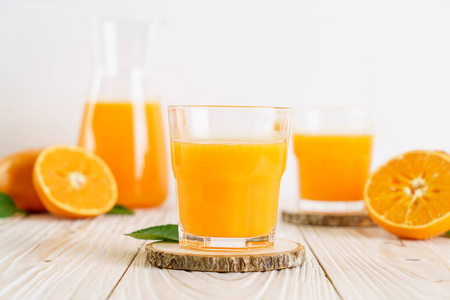 新鲜橙汁，木质背景，健康饮料