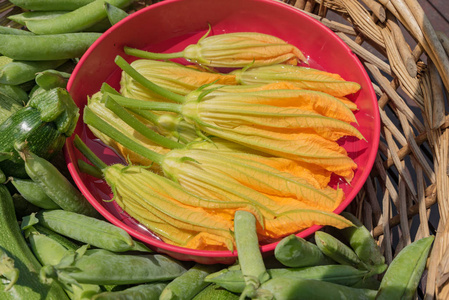 篮子里有季节性蔬菜