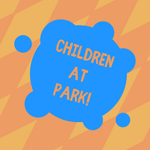 显示公园里孩子们的文字符号。概念照片的地方, 专门设计, 使儿童发挥那里空白变形颜色圆形形状与小圆圈抽象照片