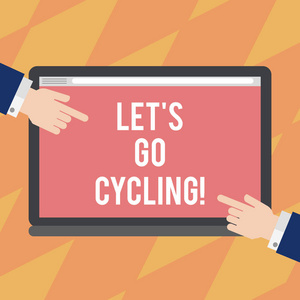 显示 让 s 骑自行车 的文本符号。邀请某人参加自行车运动或活动的概念照片 hu 分析双手从双方指向空白彩色平板电脑屏幕