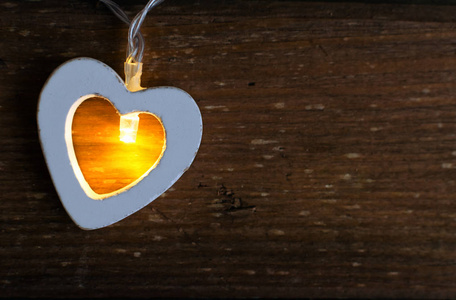爱情人节与心脏花环灯在老木背景