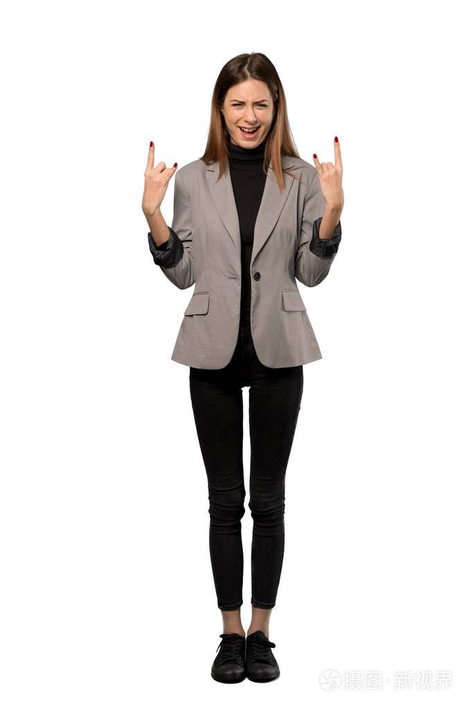 一个商业女性在孤立的白色背景下做摇滚手势的完整镜头