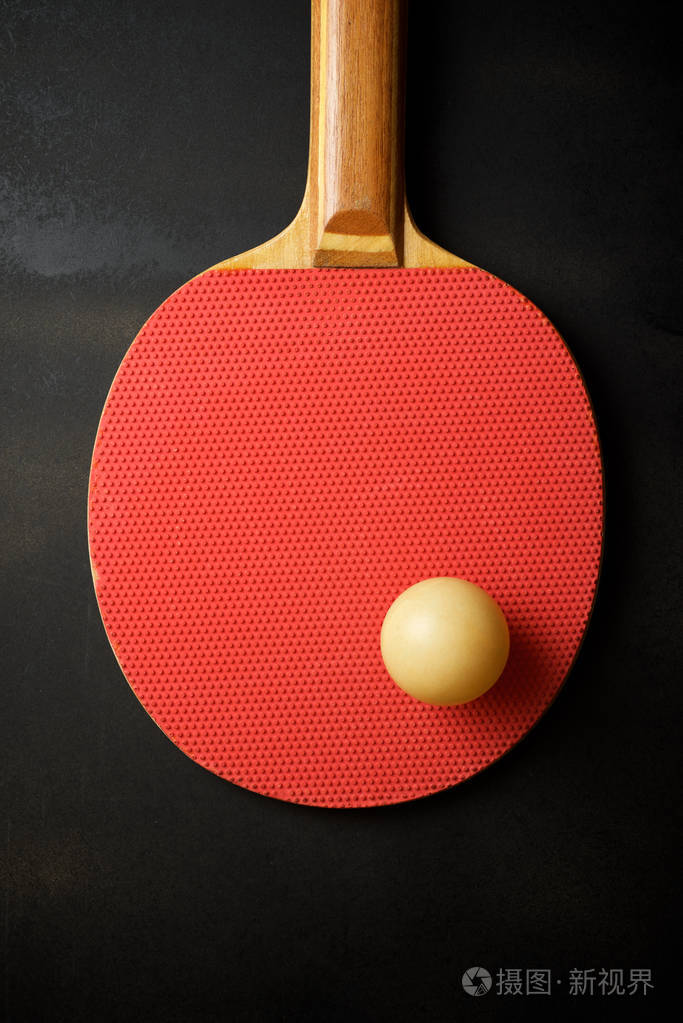 球和网拍打乒乓球.
