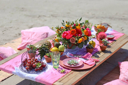节日餐桌装饰精美活动场地创意沙滩婚礼装饰