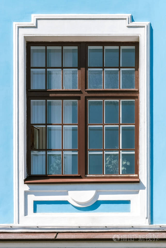 墙背景上的长方形窗户是蓝色的从圣彼得堡的一系列窗户